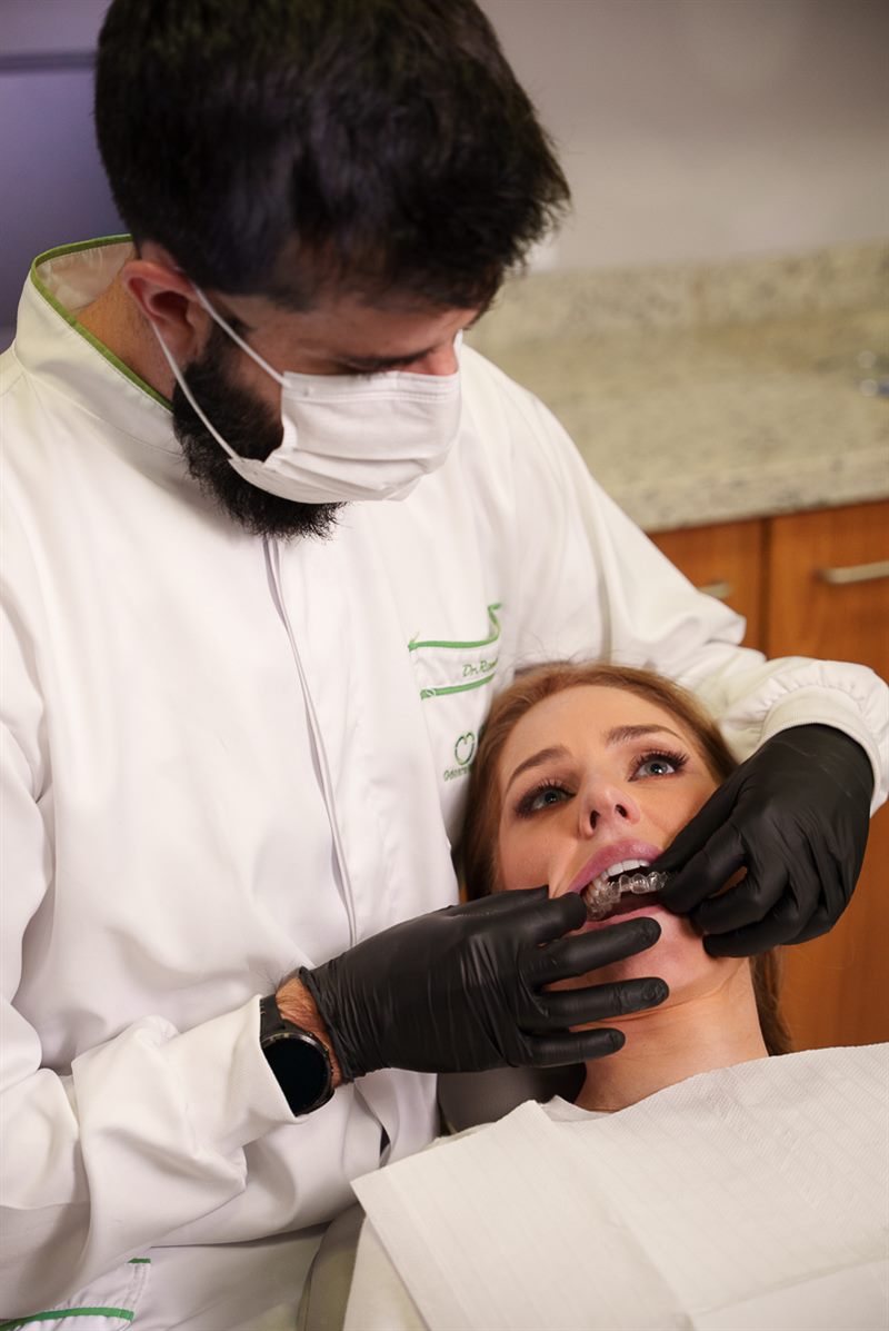 Prof. Dr. Romeu Cassiano em atendimento odontológico